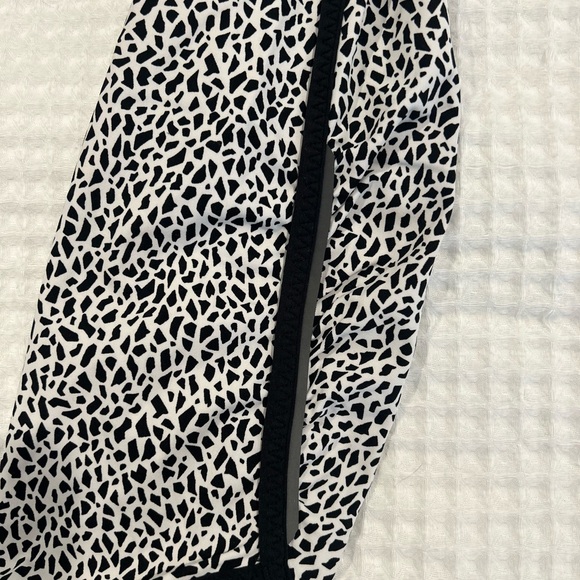 Lululemon like new stunning capri leggings with finished piping. - Picture 5 of 6